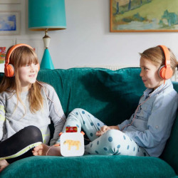 enfants avec Casque audio pour enfant - Yoto
