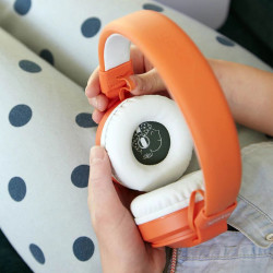 mains qui tiennent Casque audio pour enfant - Yoto