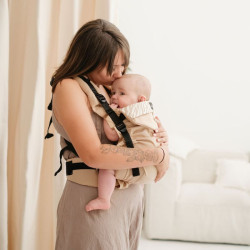 femme et bébé avec Porte bébé préformé Néo Plus V2 - Néobulle - Savane