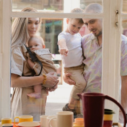famille et Porte bébé préformé Néo Plus V2 - Néobulle - Savane