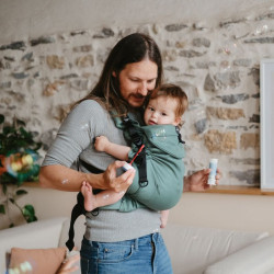 bébé porté avec Porte bébé préformé Néo Plus V2 - Néobulle - Eucalyptus