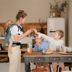 famille avec Porte bébé préformé Néo Plus V2 - Néobulle - Eucalyptus