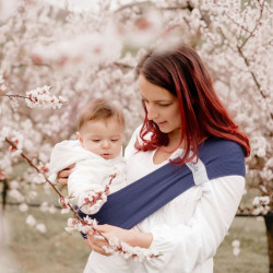 femme avec Porte bébé Hop’la - Néobulle - Marine