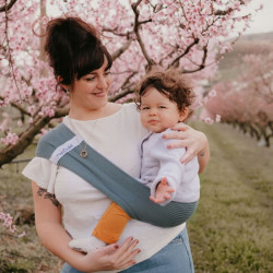 maman et bébé avec Porte bébé Hop’la - Néobulle - Menthe