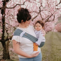 femme qui porte avec Porte bébé Hop’la - Néobulle - Menthe