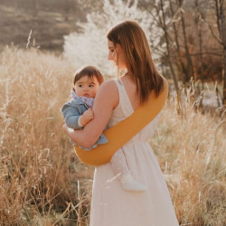 femme et petit avec  Porte bébé Hop’la - Néobulle - Ocre