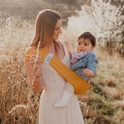 enfnat porté avec Porte bébé Hop’la - Néobulle - Ocre