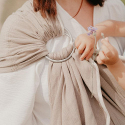 zoom sur anneau de Porte bébé Sling Sergé Brisé - Néobulle - Beige sable