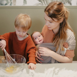famille avec Porte bébé Sling Sergé Brisé - Néobulle - Beige sable