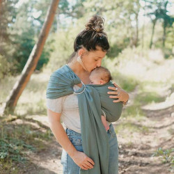 maman et bébé avec Porte bébé Sling Sergé Brisé - Néobulle - Eucalyptus