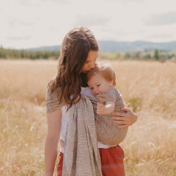 bisou entre maman et bébé avec Porte bébé Sling Sea Cell - Néobulle - Taupe