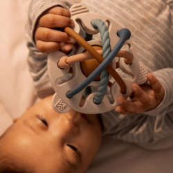bébé avec Hochet en silicone Hakim - Liewood