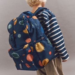 enfant avec Sac à dos enfant Johnny - Liewood - Dove blue multi mix