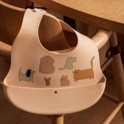 Lot de 2 bavoirs Ember imprimés - Liewood - Cats and Dogs / Sandy sur chaise haute