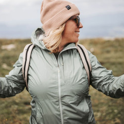 Sac à dos roll-top Wanaka - MeroMero - Sable / Brown Leather bretelles