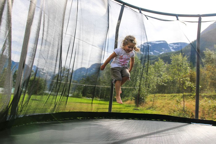 Norvege-famille-trampoline