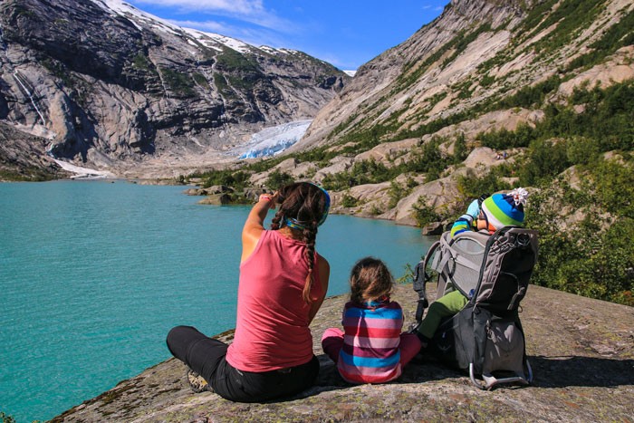 Norvege-randonnee-enfant-glacier