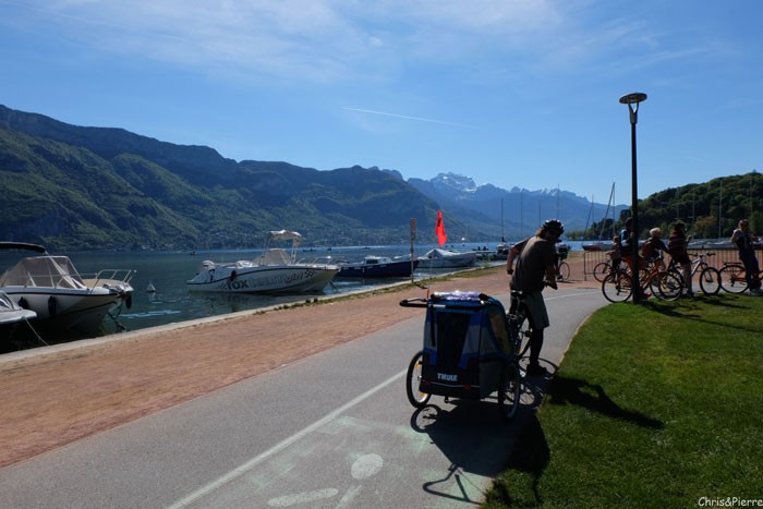 Tour-des-bauges-velo-famille-piste-cyclable-lac-annecy