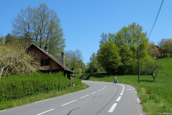 Tour-des-bauges-velo-famille-voie-partagee