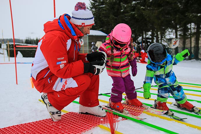 Initiation au ski alpin ou à la planche pour les tout-petits