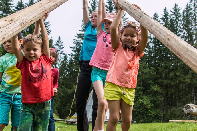 Construction d'un tipi avec les enfants