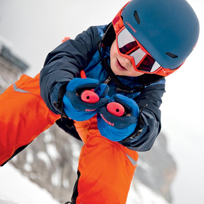 enfant au ski tout schuss bien protégé avec son casque