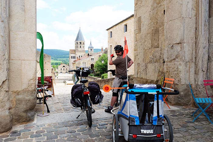 aux portes de Cluny avec les vélos et la carriole