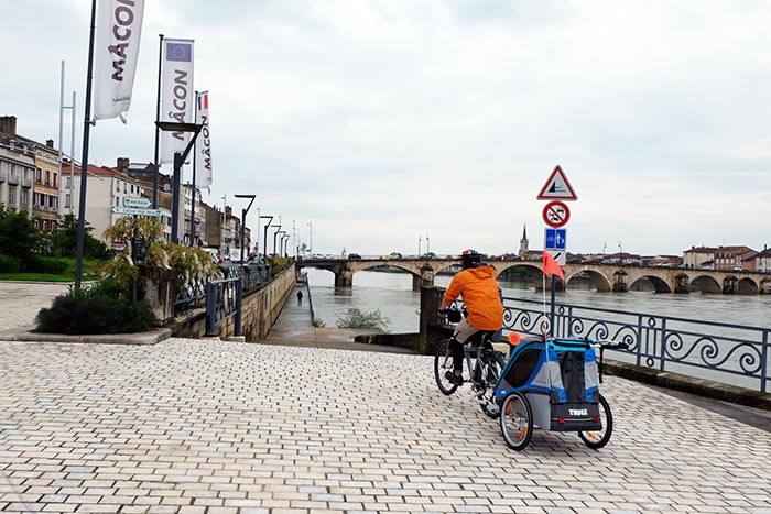 Départ du road trip en familleà Mâcon avec la carriole à vélo