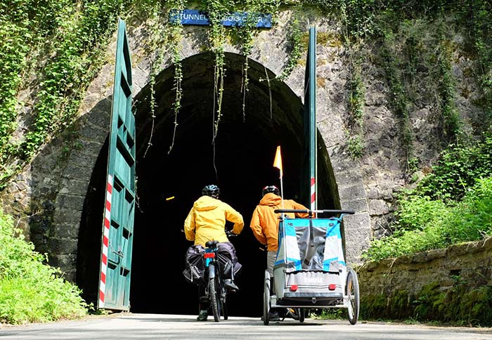 on se prépare à rouler dans le tunnel de bois clair