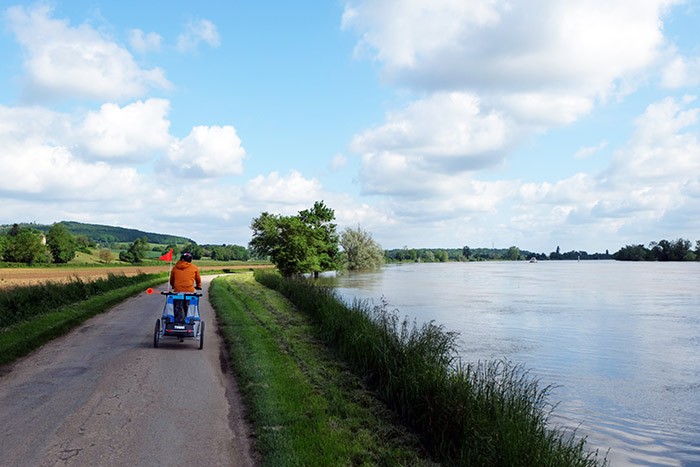 Erin et son papa circulent en bord de Saône.