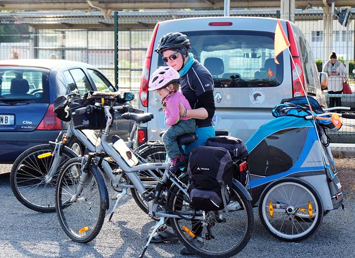 Arrivée de notre périple à vélo en famille devant la gare de Mâcon.