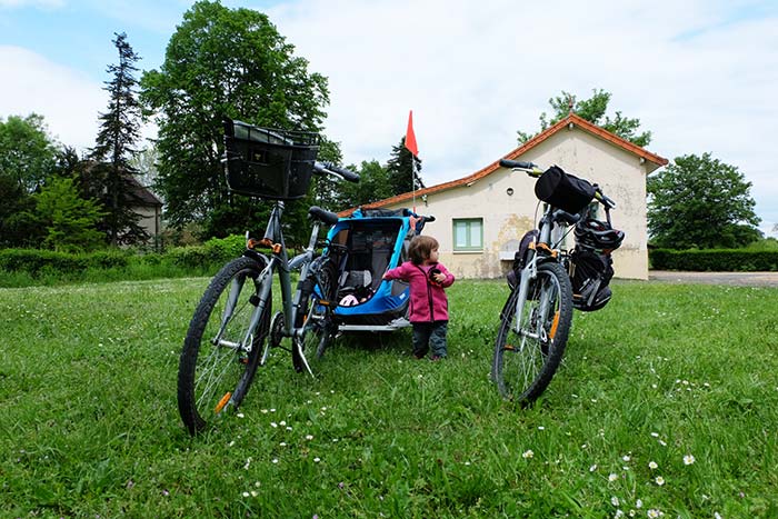 Erin avec les deux vélos et sa carriole