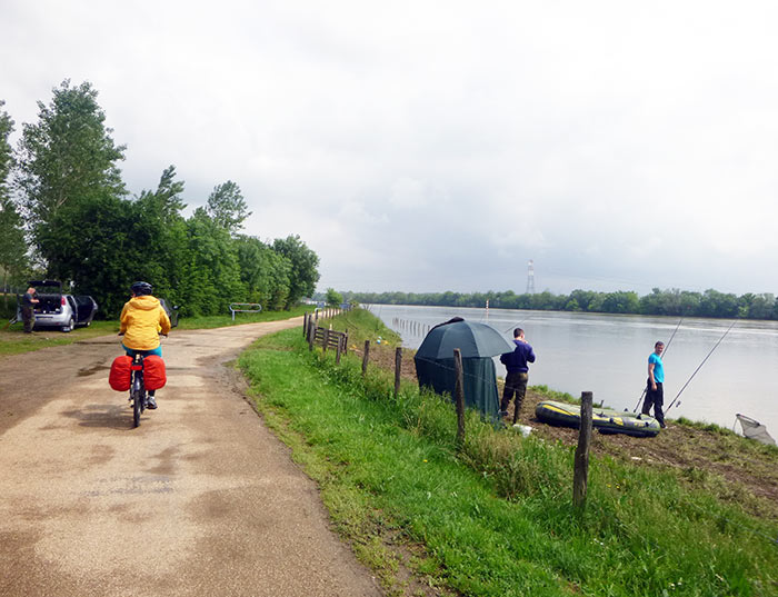 Passage à vélo en bord de Saône en famille.