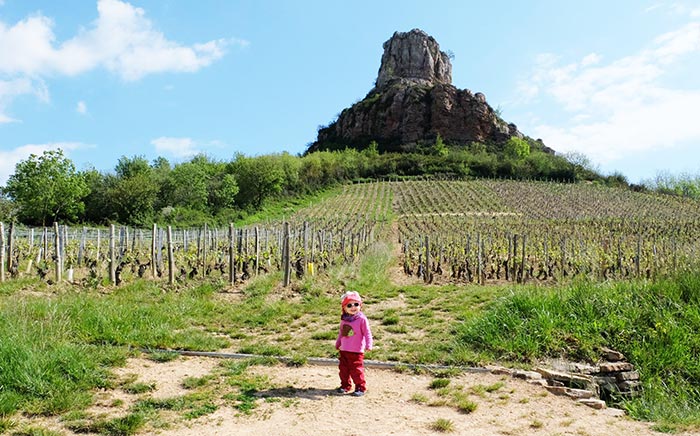 Erin prend la pose devant la Roche de Solutré