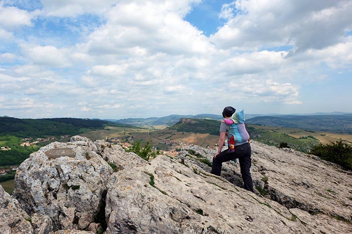 Arrivée de la randonnée en famille au sommet de la roche de Solutré avec un beau panorama