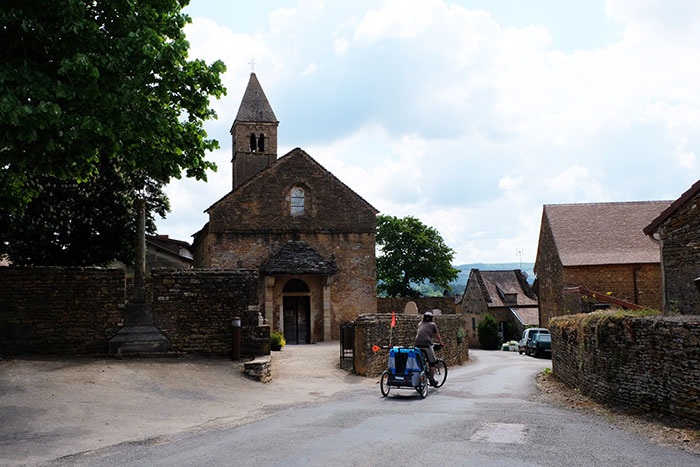 Traversée à vélo du village de Taizé
