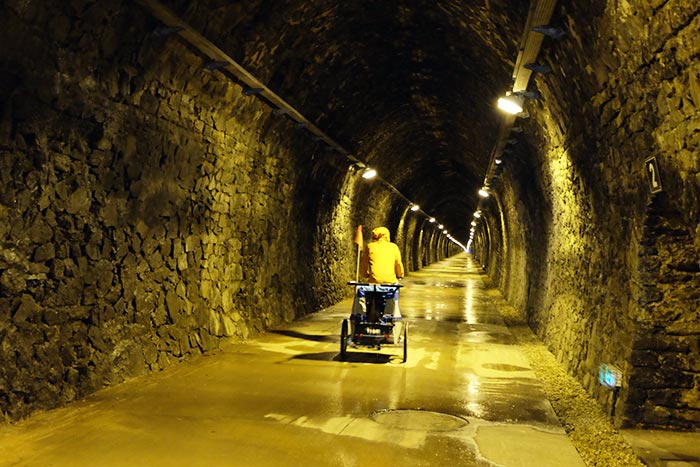 On circule à l'intérieur du tunnel de bois clair qui est eclairé