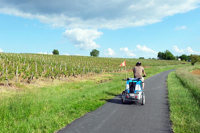 à vélo en famille dans le vignoble bourguignon