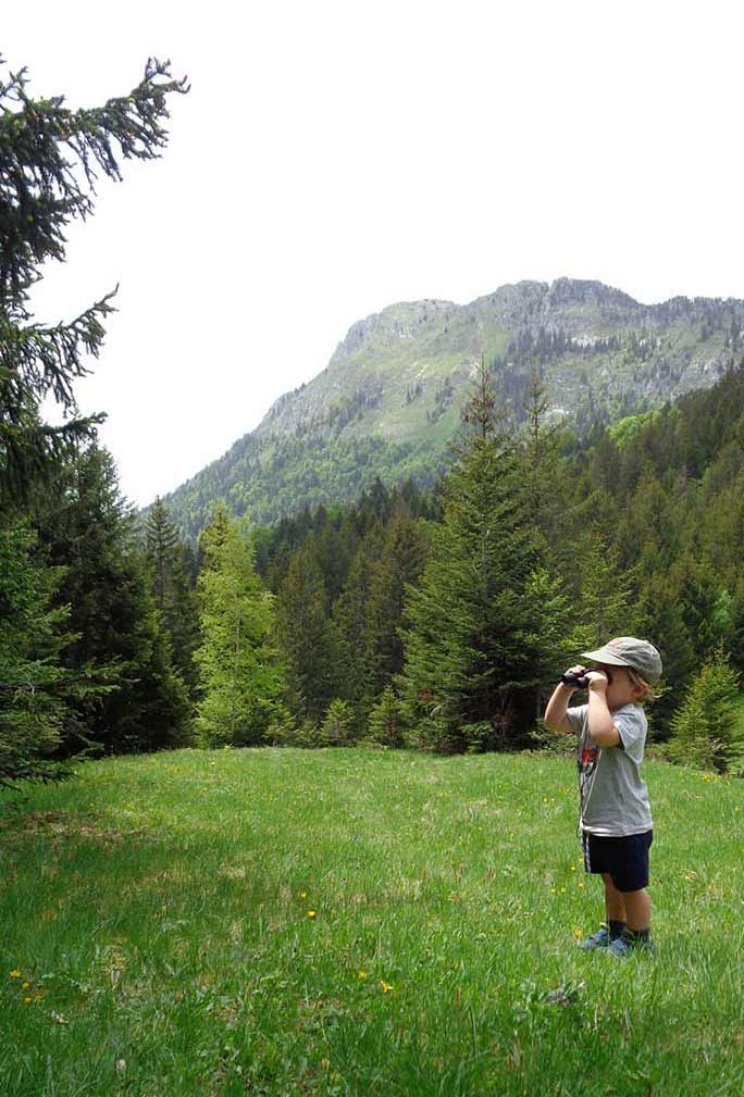 observation aux jumelles durant une rando en montagne en famile