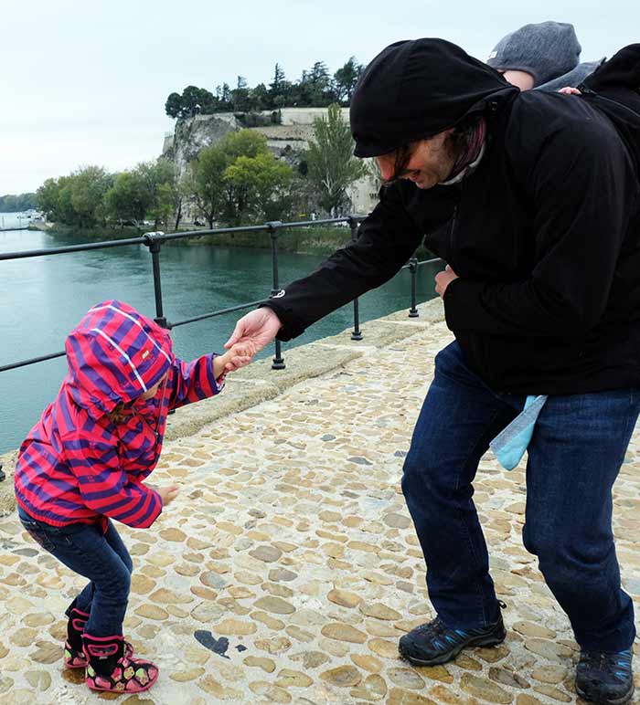 Danse sur le Pont d'Avignon entre Erin et papa