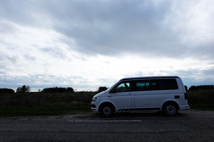 le van pour le road trip garé sur un parking