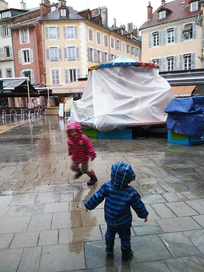 les enfants joue à chat dans les rues du centre ville de Gap