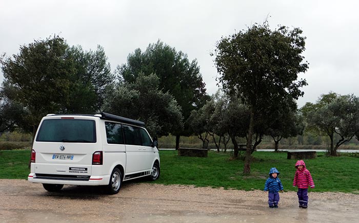 les enfants en ciré devant le van