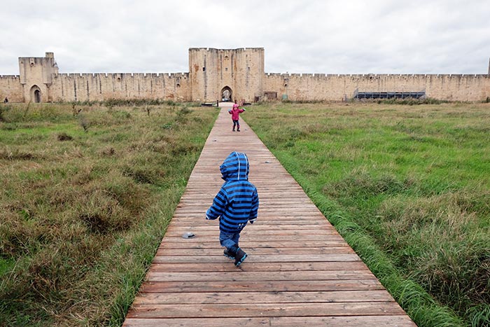 les enfants Erin et Cian devant les remparts d'Aigues Mortes