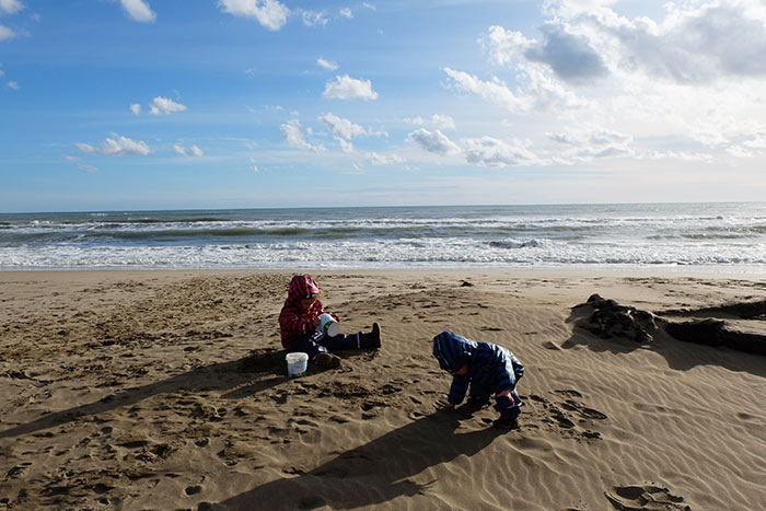 les enfants font des pâtés de sable au bord de la mer dans le sud de la France