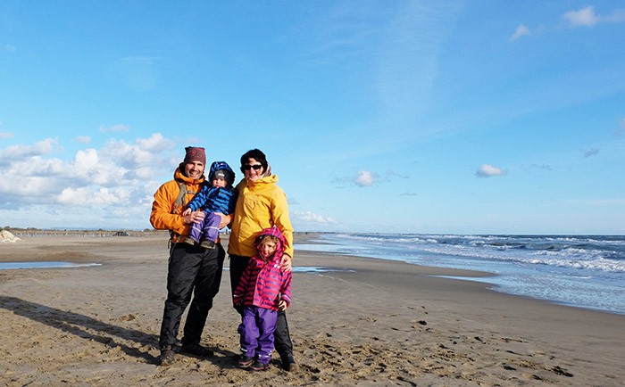 portrait de famille sur la plage une fois le soleil revenu