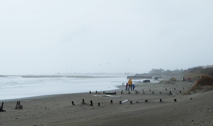 balade sur la plage en famille en cirée