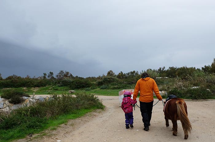 Erin, papa et le poney sur un chemin en Camargue