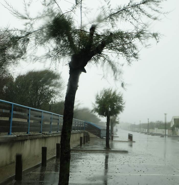 pluie diluvienne dans les rues des Saintes Maries de la Mer