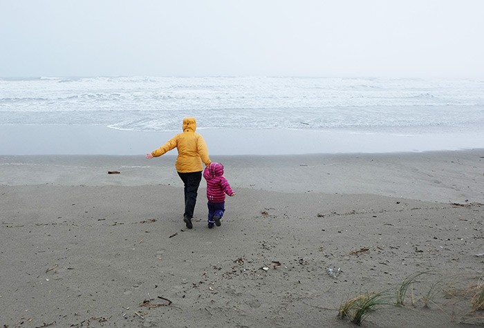 balade en famille sur le sable mouillé, face à la mer